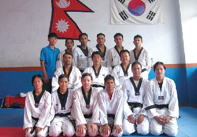 한 달간 함께 연습했던 네팔 국가대표 선수들과. 선수들이 한국으로 전지훈련을 하러 가기 전 기념 촬영을 했다.