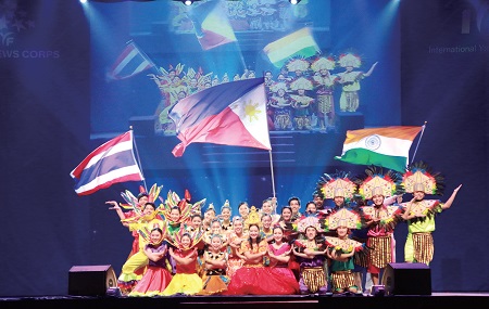 동남아시아로 해외봉사로 다녀온 대학생들이 연합하여 <싸바이 싸바이>를 춤추는 모습 .