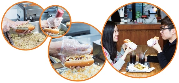 천 원이던 영철버거는 2,500원으로 가격이 올랐고, 신메뉴 치즈버거도 등장했다. 하지만 내용물을 꽉꽉 채워주는 아저씨의 인심과 즐거워하는 손님들의 표정은 변함없다.