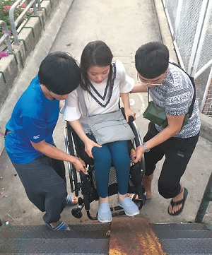 휠체어가 다닐 수 없는 길이 나올 때면 행사 스태프들이나 지나가는 사람들이 도와주었다. 그들 때문에 마음 뭉클할 때가 많았다.