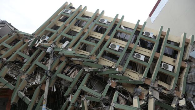 에콰도르 지진으로 무너진 건물(출처=BBC)