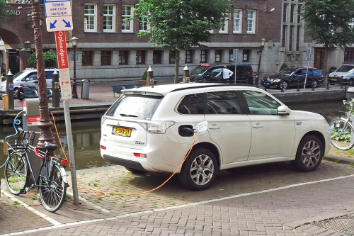네덜란드 암스테르담의 충전 중인 전기차. 사진제공=위키피디아