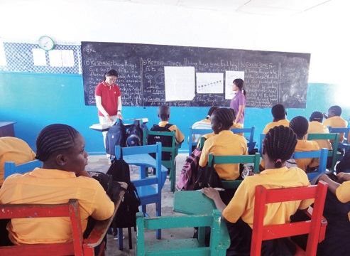라이베리아 학교를 찾아가 교육 봉사활동을 펼치고 있는 굿뉴스코 라이베리아 단원들.