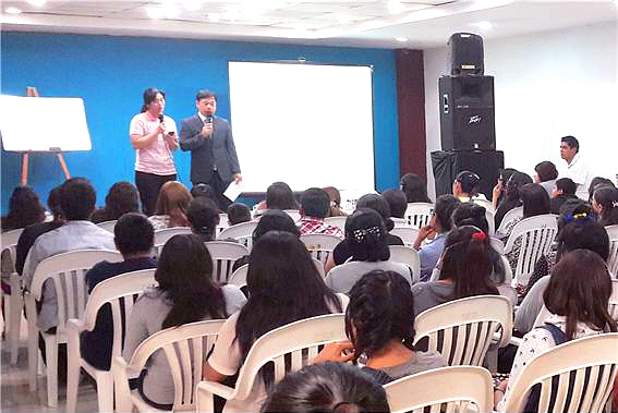 사뭇 진지하게 한국어 아카데미&마인드 교육에 참석하고 있는 멕시코 시민들.
