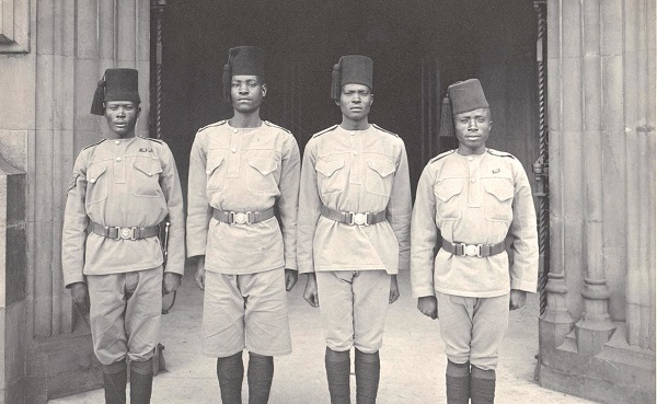 1902년 런던에서 열린 영국 왕 에드워드 7세의 대관식에 참석한 아프리카 소총부대 군인들.