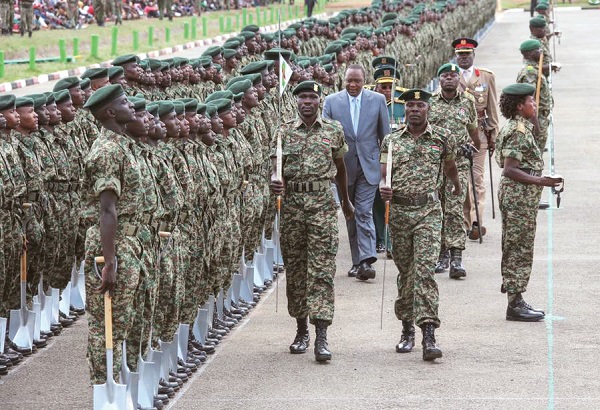 우후루 케냐타 케냐 대통령 앞에서 사열 중인 현재의 케냐 군인들.