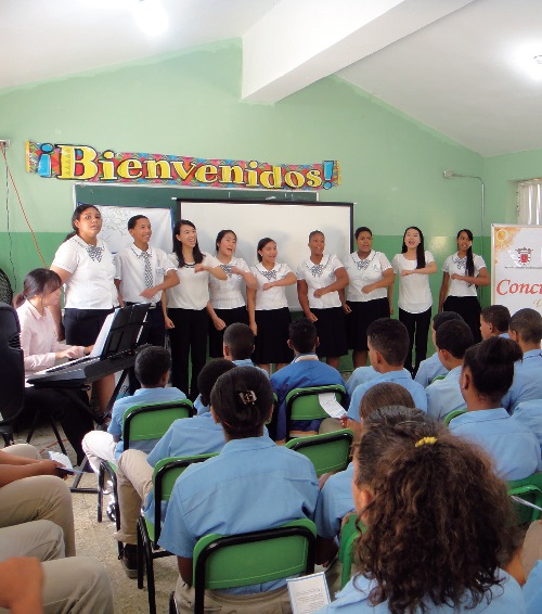 에스쿠엘라 앙구스티나 피챠르도 공립학교에서 공연 중인 음악학교 학생들
