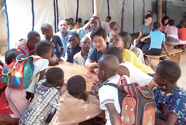 우간다에서 만나는 아이들은 순수해 잘 따르는 편이다. 놀이문화가 발달되어 있지 않지만 마인드 교육을 통해 아이들은 희망을 얻는다