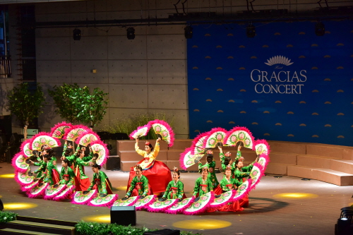 이날 폐막식에서는 우크라이나, 필리핀 등 각국의 전통문화공연과 한국민속공연 부채춤이 무대에 올랐다.