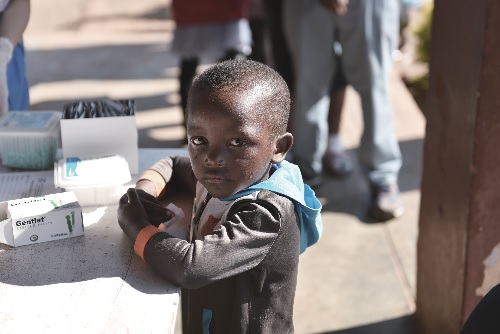 1달러에 불과한 말라리아 약조차 살 돈이 없어 아프리카의 많은 아이들이 죽어가고 있으며,가족들은 빚을 내어 장례식을 치르는 가난의 악순환이 계속되고 있다.