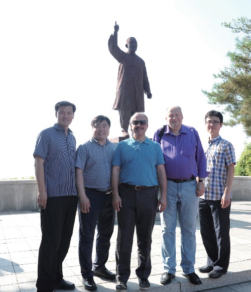 오두산 통일전망대를 방문한 총장 일행들은 말로만 듣던 북한을 처음으로 보았다고 한다. 관람을 마치고 나오던 중 조만식 선생의 동상 앞에서 포즈를 취했다.