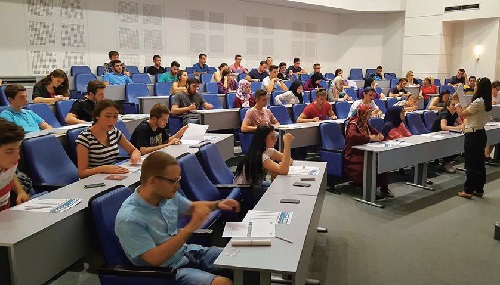 다국적 학생들이 공부하는 국제발칸대학교. 학생들이 장학금을 받기 위한 시험에 열중하고 있다.