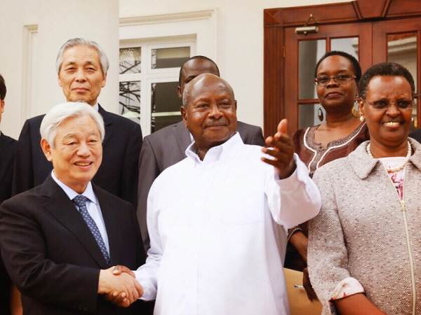 요웨리 무세베니 우간다 대통령(가운데)과 만난 박옥수 목사(좌)