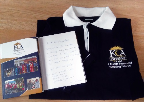 저스터스 처장님께서 선물로 주고 가신 KCA대학교기념티셔츠와 편지. ‘저의 이번 한국방문 기간 동안당신은 제게 축복이었습니다’라는 글귀가 적혀 있다.