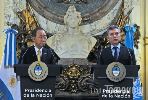 지난 8월 8일(현지시간) 수도 부에노스아이레스에 위치한 대통령궁 카사 로사다(Casa Rosada)에서 열린 기자회견에서 마크리 대통령은 난민, 기후변화, 평화유지 등 유엔의 현안에 대하여 적극 협력하겠다는 입장을 밝혔다.