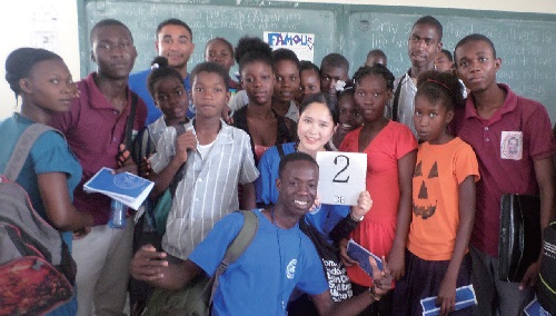 아이티 영어캠프 때 방문한 학교에서 2반을 맡아서인솔했다. 헤어지던 날 너무 아쉬워하던 친구들.