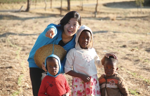 레소토의 보타보테 외각지역에서 만난 순수한 아이들. 언어는 잘 통하지 않았지만웃음으로 함께 소통할 수 있었다.