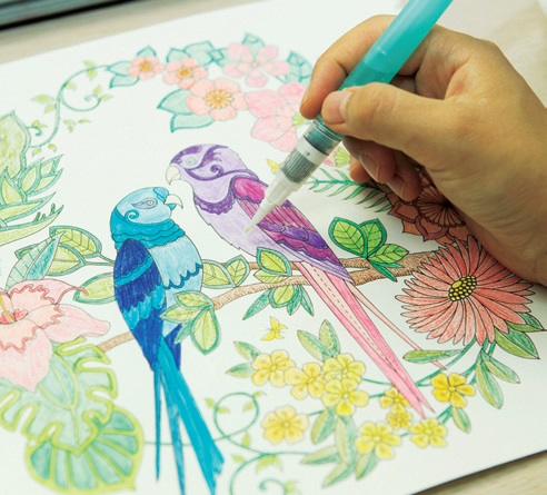 수채색연필을 사용해 칠해준 다음 붓에물을 묻혀서 덧칠하면 수채 느낌을 낼 수있다. 혹은 물감 붓만 사용해 완성해보자.