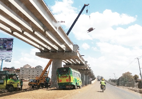 나이로비에 건설되고 있는 거대고가도로. 정부는늘어나는 차량을 감당하기 위한 인프라 확충에 노력을쏟고 있다.
