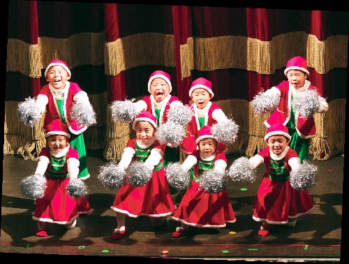2막 시작 전, 꼬마 산타들의 깜짝 공연은 미국 시민들을 굉장히 즐겁게 했다. 꼬마 산타들도매일 리허설을 하며 공연 수준을 높였다.