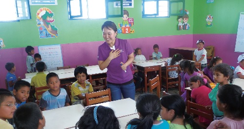 페루의 한 초등학교에서 방과 후 영어수업을 하는 모습