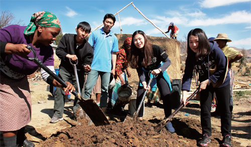 레소토 김건영, 강전의, 이은혜, 지하은. 마을 주민들을 도우려고 흙에 똥을 섞어서 집을 짓고 있다.