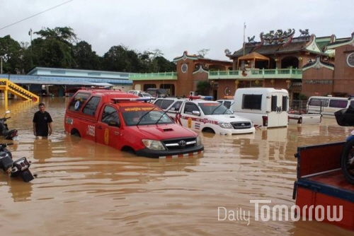 태국 남부지역의 홍수로 물에 잠길 마을 (출처=훅31 구조대)