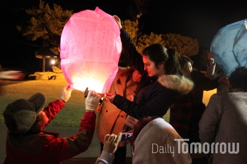 한양대에 재학 중인 외국인 유학생들이 18일 전남 담양군 무월마을에서 자신들이 글귀를 쓴 소망등(燈)에 불을 붙여 날릴 준비를 하고 있다./ 사진 제공=한양대