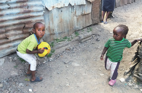 후루마 빈민촌에서 바람 빠진 축구공을 가지고 놀고 있는 아이들