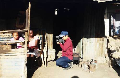 단도라 빈민촌에서 촬영하고 있는 필자