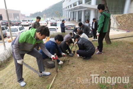 한국교통대가 식목일을 맞아 교직원 및 재학생 200여 명이 참석한 가운데 2만여 본의 수목을 식재했다./ 사진 제공=한국교통대학교