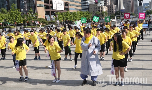 지난해 ‘클린 성주’ 홍보를 위해 광화문 광장에서 열린 플래시몹 행사에 학생들과 함께한 한복 차림의 김 군수.