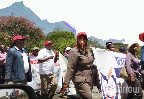 임금 체불에 대한 항의로 거리 행진을 하고 있는 국립대학 교수들.