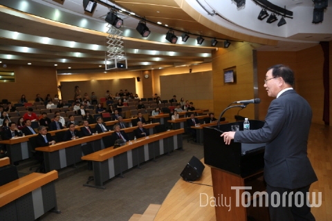 연세대 김용학 총장이 고려대에서 명사 초청특강을 펼쳤다./ 사진 제공=연세대