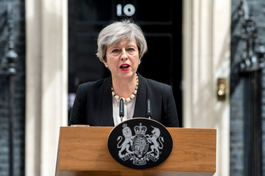23일(현지시각) 테리사 메이 영국 총리가 맨체스터 테러와 관련 테러경보를 최고단계로 격상한다고 밝혔다./런던=신화연합뉴스