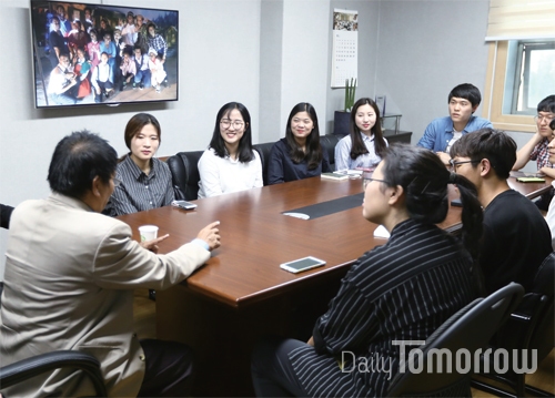2017 리더스 컨퍼런스 준비팀 대학생들과 함께한 간담회에서. 평소부터 한국 대학생들과 꼭 대화를 나눠보고 싶었다는 장관님은 청소년 문제의 해결책을 찾는 컨퍼런스의 취지에 공감하시며 격려해 주셨다.