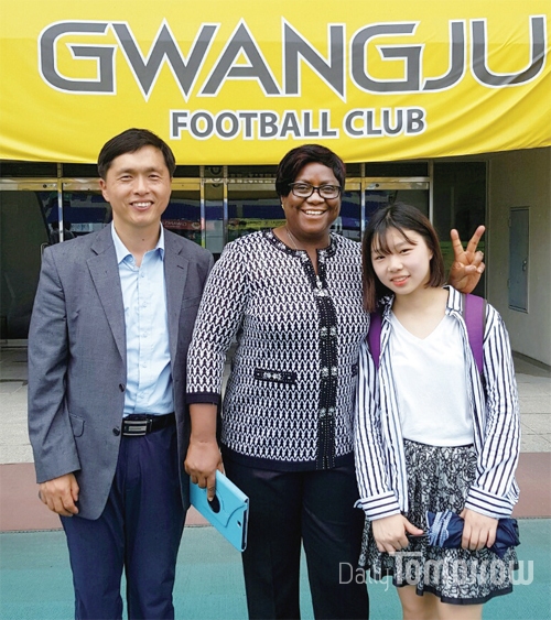 딸과 함께 총장님을 모시고 광주월드컵경기장에 다녀왔다.