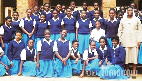 잠비아 어느 중등 여학교 학생들의 모습.