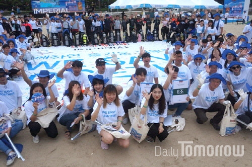 한국해양대 산학협력단이 지난 19일 부산 송도와 광안리 해수욕장에서 해변 정화활동을 펼쳤다.