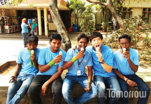첸나이 월드캠프 때 자원봉사자들이 사준 아이스크림으로 마음이 활짝 열렸다.