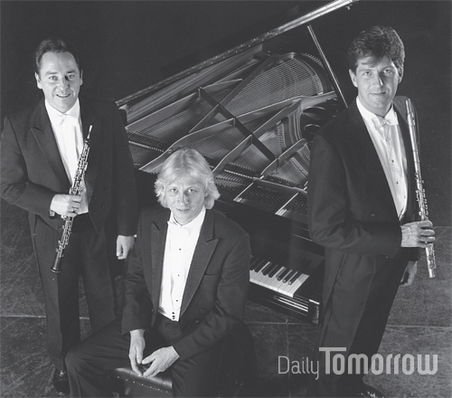 The Deutz Trio(왼쪽부터 전 런던심포니 오케스트라 수석 오보이스트 로이 카터Roy Carter, 전 런던심포니 오케스트라 수석 피아니스트 존 앨리John Alley, 폴 에드먼드 데이비스Paul Edmund-Davies).