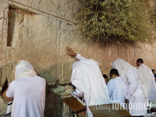통곡의 벽에서 금식하며 기도하는 이스라엘 사람들 (사진=장주현)