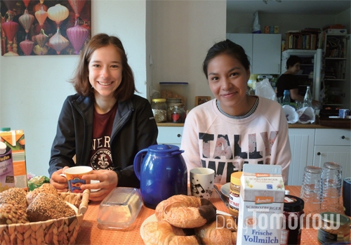 행복한 아침 식사를 하는 브렌다와 미아(왼쪽).