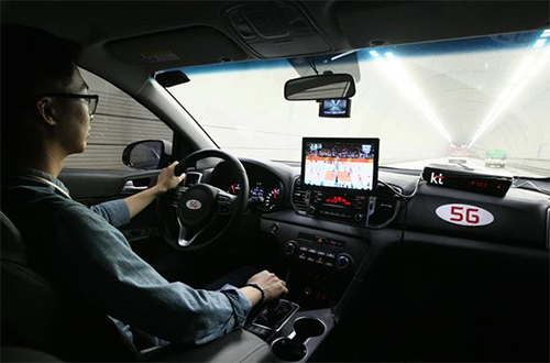KT 직원이 영동고속도로 대관령1터널에서 고속 이동 중인 차량 안에서 5G 네트워크를 통해 끊김 없이 전송되는 영상 데이터를 보고 있다.(사진 KT제공)