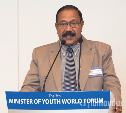 2017년 제7회 세계청소년부장관포럼에 참석한 라다크리쉬난 장관이 정부가 준비한 청소년 문제의 해결책에 대해 발표 중이다.