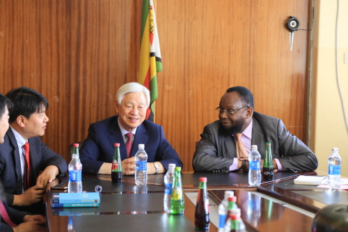 짐바브웨 라자루스 도코라 기초교육부장관(우)과 면담을 나누고 있는 박옥수 목사 (사진 IYF)