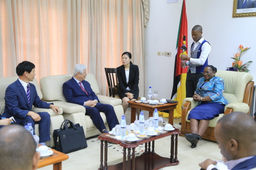 모잠비크 베로니카 마카모 국회의장(맨 오른쪽)과 공식 면담하고 있는 박옥수 목사 일행 (사진 IYF)