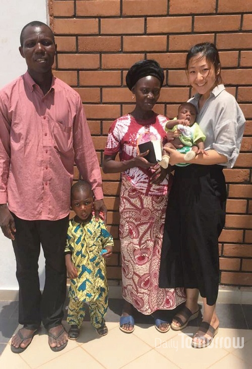 베냉 굿뉴스의료봉사회 의사선생님이 죽어가던 2개월 아기를 치료해 살려내자 기뻐 기념사진을 찍었다.