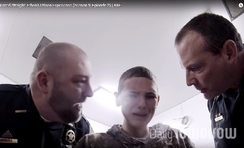 미국의 TV 프로그램 <비욘드 스케어드 스트레이트Beyond Scared Straight>의 한 장면.청소년 갱생을 소재로 했으며 유튜브에서 ‘에단의 교도소 체험’으로 검색해 볼 수 있다.