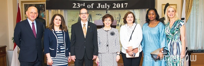 건국기념일 행사에 참석한 내빈들과 함께한 찍은 셀림 대사와 대사 부인 니할 셀림 여사(왼쪽에서 네 번째).